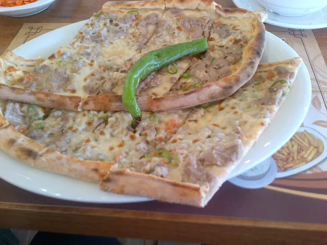 Kuşbaşılı Kaşarlı Pide